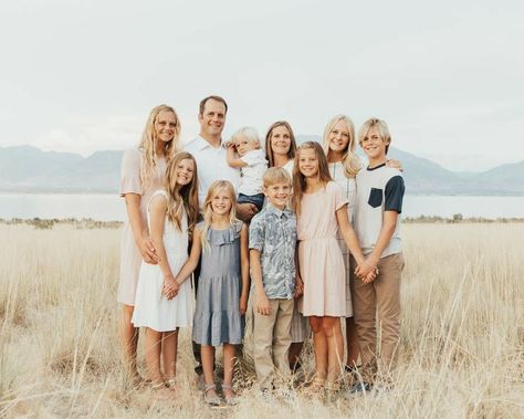 Large Family Pictures, Extended Family Pictures, Large Family Portraits, Family Photography Outfits, Extended Family Photography, Family Portrait Outfits, Summer Family Pictures, Family Photo Colors, Big Family Photos