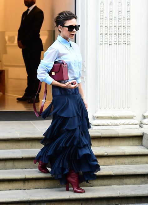 Victoria Beckham looking stunning in  navy and merot! Xo Blue Skirt Outfits, Rok Outfit, Victoria Beckham Style, Maxi Rok, Fashion Week Street Style, 가을 패션, Fashion Mode, Street Chic, Skirt Outfits