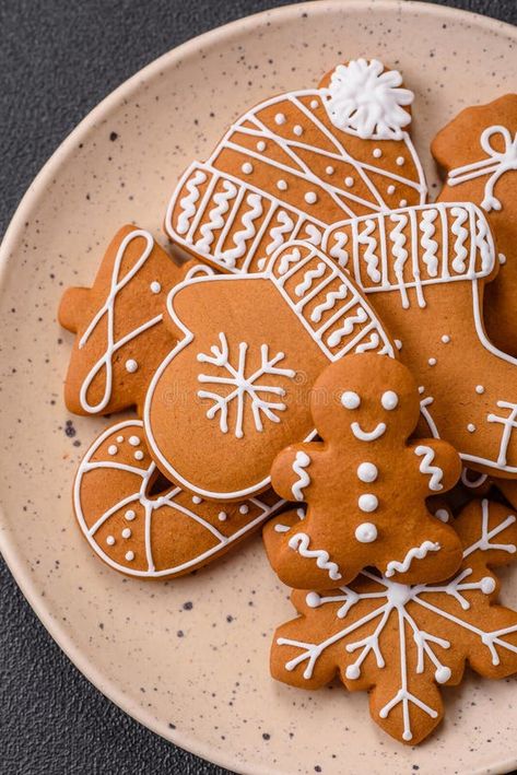 Beautiful Christmas gingerbread cookies of different colors on a ceramic plate royalty free stock image Cookies Shop, Vector House, Cookie Images, Christmas Gingerbread Cookies, Cookie Christmas, Vector People, Easy Christmas Decorations, Concrete Table, Winter Images