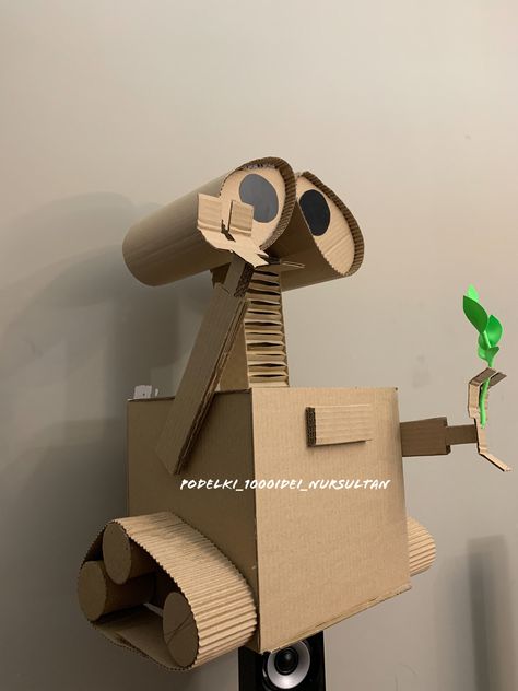 Wall E Costume, Cardboard Robot, Diy Rocket, Diy Recycled Projects, Farmhouse Outdoor, Cardboard Box Crafts, Geometric Shapes Art, Cardboard Sculpture, 2x4 Furniture