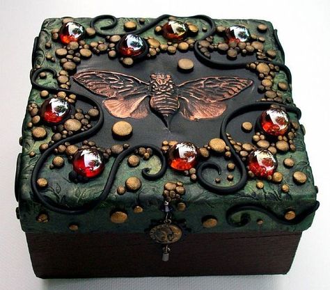 Polymer clay lid with emerald and two kinds of gold paint Clay Box, Painted Wooden Boxes, Altered Boxes, Glass Gems, Polymer Clay Projects, Polymer Clay Tutorial, Clay Tutorials, Craft Box, Polymer Clay Art