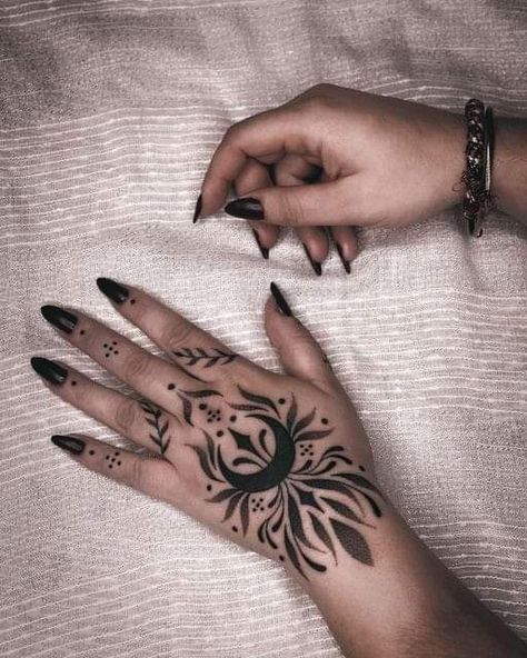 Magical Hands Tattoo, Hand Tattoo Linework, Back Hand Tattoos, Botanical Hand Tattoo, Tattoos Na Mao, Hand Tattoo Words, Flowers Hand Tattoo, Whole Hand Tattoos, Blackwork Hand Tattoo