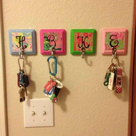 Monogram key hooks. Cute way to hang keys for your apartment or dorm room! Quick and easy DIY craft.  Sign up for a free plan at https://pin4ever.com College Apartment Diy, Key Holder Diy, College Apartments, Dorm Sweet Dorm, College House, Dorm Diy, Dorm Room Diy, College Diy, College Living