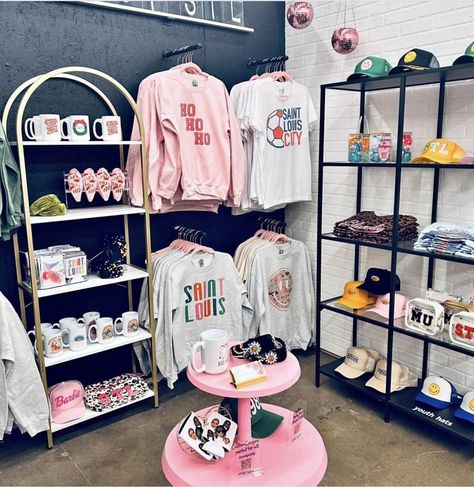 Shirt Booth Display Ideas, Tshirt Booth Displays, T Shirt Display Ideas Booth, Boutique Design Store Layout, Groovy Salon, Tshirt Vendor Booth Display Ideas, Small Boutique Interior, Clothing Boutique Ideas, Booth Display Ideas