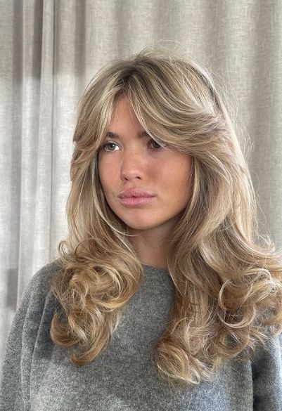 Thick Blonde Hair, Wigs Long, Vacation Hairstyles, Blonde Hair Inspiration, Curly Hair With Bangs, Penteado Cabelo Curto, Long Blonde, Long Blonde Hair, Long Bob