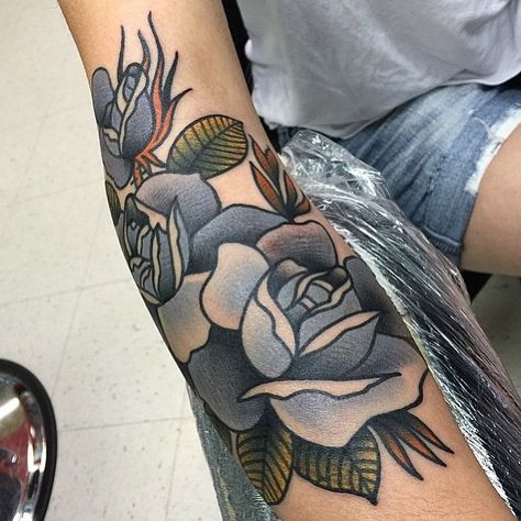 TTTism Rose Tattoo Sleeve, Blue Rose Tattoos, Geniale Tattoos, Phoenix Tattoo, Neo Traditional, Trendy Tattoos, S Tattoo, Skin Art, Piercing Tattoo