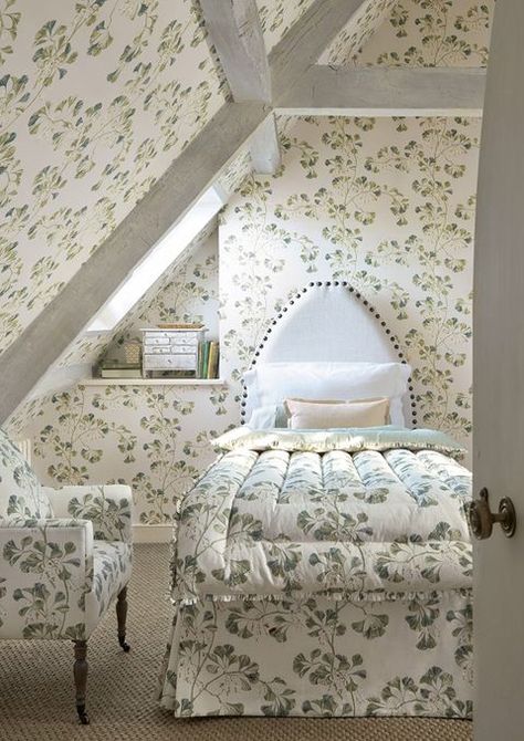 Wallpaper ideas bedroom all over matching Small Attic Bedroom Ideas, Small Attic Bedroom, Small Guest Bedroom Ideas, Colefax Fowler, Small Guest Bedroom, Colefax And Fowler, Small Attic, Attic Bedrooms, Traditional Interior Design