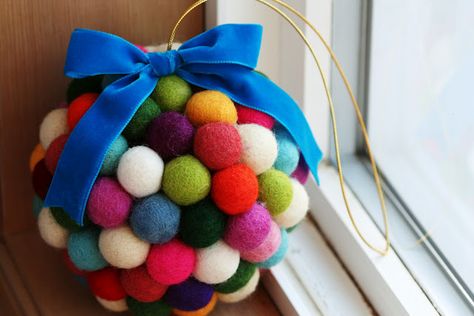 Cute kissing ball. Diy Kissing Ball, Rice Treats, Corn Rice, Kissing Ball, Rice Krispie, Jingle All The Way, Handmade Christmas Ornaments, Holiday Diy, Krispie Treats