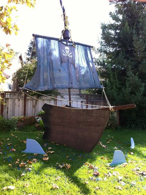 Halloween Diy Party, Diy Pirate Ship, Pirate Ships Diy, Pirate Halloween Decorations, Pirate Halloween Party, Pirate Props, Diy Pirate, Halloween Camping, Pirate Boats