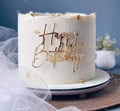 Classy White Birthday Cake, White And Golden Cake Birthday, White Birthday Cake For Men, Simple Cake Designs Birthday Classy, Woman Birthday Cakes, Classy Cake Designs, White Birthday Cake Aesthetic, Minimalist Birthday Cake Men, Elegant Birthday Cakes For Ladies