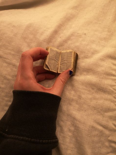 Miniature Bible Barbie Bible, Miniature Art Tiny Things, Tiny Beautiful Things Book, Antique Bible, Mini Bible, Fitbit, Miniatures, Bible