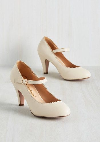 1950s Style Shoes Romantic Revival Heel in Creme $39.99 AT vintagedancer.com Pinup Vintage, Prom Heels, Shoes Teen, Vintage Heels, Cream Shoes, Wedding Guest Shoes, Faux Leather Heels, Bridesmaid Wedding, Wedding Heels