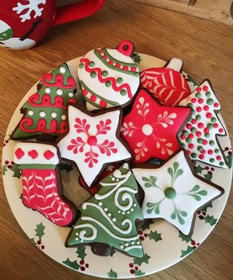 20+ Festive and Cute Christmas Sugar Cookies | Delishably Easy Cookies To Decorate, Simple Christmas Cookie Decorating, Snowflake Christmas Cookies, Christmas Treats To Make, Decorated Christmas Cookies, Christmas Sugar Cookies Decorated, Cute Christmas Cookies, Easy Christmas Treats, Best Sugar Cookies