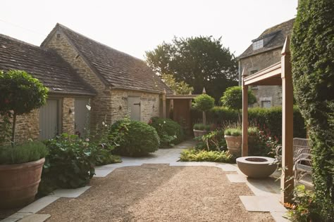 Cotswold Garden, Cottage Core Garden, Cotswold House, Garden Spa, Cotswold Cottage, Landscaping Inspiration, Garden Inspo, Gravel Garden, Country Barn