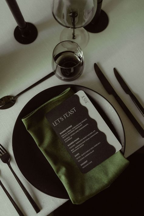 Black Wedding Table Setting, Dark And Moody Wedding, Green Tablescape, Forest Green Wedding, Blue Green Wedding, Dark Green Wedding, Candles Black, Dark Wedding Theme, Olive Green Weddings