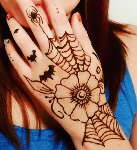 Spooky Henna Designs, Halloween Henna Tattoos, Henna Designs Halloween, Mushroom Henna Designs, Halloween Henna Design, Henna Hand Tattoos Simple, Spooky Henna, Simple Cute Henna Designs, Goth Henna