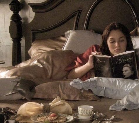 Waldorf Reading, Estilo Blair Waldorf, Blair Waldorf Aesthetic, Stile Blair Waldorf, Gossip Girl Aesthetic, Reading A Book, Blair Waldorf, Girl Reading, Queen B