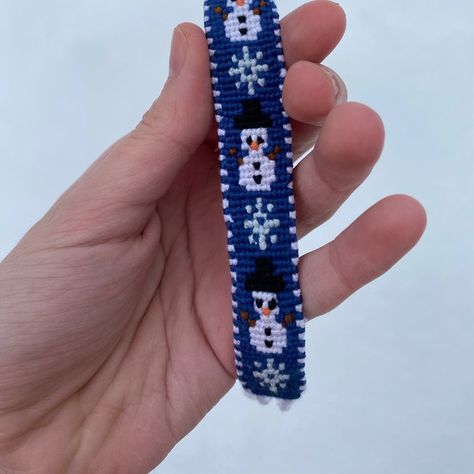 String Bracelet Patterns, Snowflake Bracelet, Handmade Friendship Bracelets, Snowman Hat, Diy Bracelets Tutorials, Friendship Bracelets Designs, Diy Friendship Bracelets Patterns, Bag Hanger, Diy Bracelets Patterns