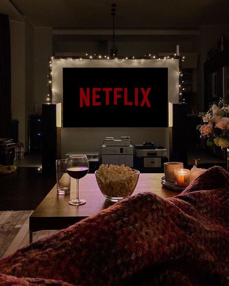 Netflix Time, Film Netflix, Christmas Aesthetic Wallpaper, Cute Date Ideas, The Last Kingdom, Netflix And Chill, Netflix Movie, A Glass Of Wine, Glass Of Wine