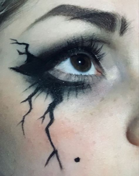 Pretty Emo Makeup Looks, Artsy Eyeliner Black, Makeup Looks Eyeliner Grunge, Eyeliner Inspo Goth, Black Veins Makeup, Gothic Makeup Ideas Eyeliner, Goth Eyeliner Ideas, Gothic Graphic Eyeliner, Goth Eyeliner Designs