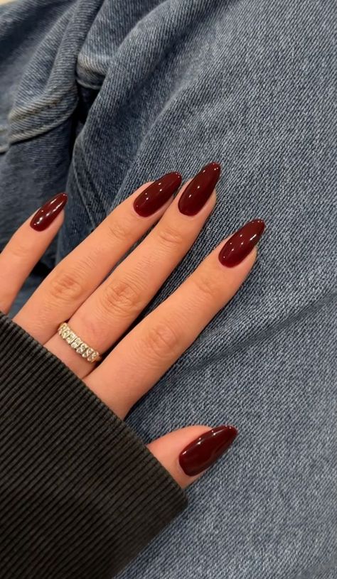 Get festive with these classic red and white candy cane nails featuring a stunning glitter accent! The traditional stripes shine brightly with an eye-catching glitter finish on the accent nails, making your manicure pop while keeping it chic and stylish. Perfect for holiday parties or cozy gatherings, these nails are a sweet way to celebrate the season! 🎄✨💅 #NailArt #CandyCaneNails #GlitterNails #ChristmasNailDesigns #HolidayNailInspo
 .. Oxblood Nails, Maroon Nail Designs, Red Gel Nails, Wine Nails, Maroon Nails, Christmas Nails Easy, Burgundy Nails, Dark Nails, Christmas Nail Designs