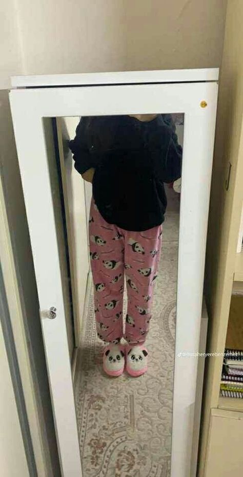 Fake Story Pijama, Fake Foto, Snap Streak Ideas Easy, Weave Style, Foto Ideas Instagram, Elegant Shirt, Cute Selfie Ideas, Pretty Selfies, Selfie Ideas