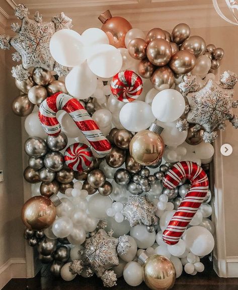 Christmas Party Backdrop, Christmas Balloon Decorations, Glam Christmas Decor, Company Christmas Party, Christmas Photo Booth, Christmas Party Themes, Christmas Shoot, Balloon Ideas, Hosting Christmas