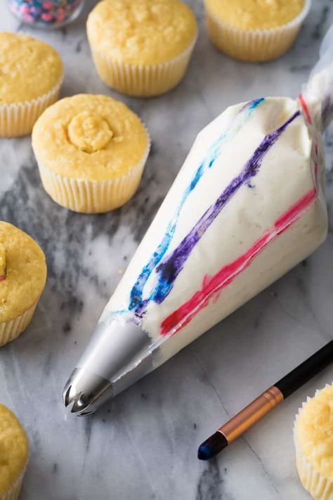 A piping bag that's been painted with food coloring stripes to make a swirled frosting Swirled Frosting, Cupcake Frosting Tips, Pinata Cupcakes, Ideas For Cupcakes, Frost Cupcakes, Vanilla Frosting Recipes, Swirl Cupcakes, Ideas Cupcakes, Frosting Colors