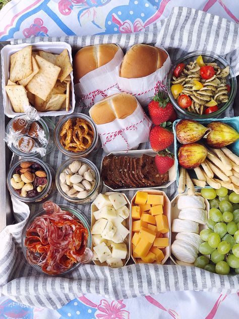 Grazing Picnic Box. - DomestikatedLife Romantic Picnic Food, Picknick Snacks, Easy Picnic Food, Picnic Date Food, Picnic Box, Picnic Essentials, Date Recipes, Picnic Date, Perfect Picnic