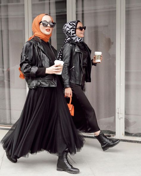 Hijab Rock Style, Rock And Roll Outfits Hijab, Rock And Roll Outfits Women, Rock And Roll Aesthetic Outfit, Concert Style Outfits, Rock N Roll Outfit, Modest Stylish Outfits, Rock Style Women, Tutorial Tudung