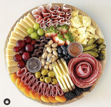 Salami Rose, Charcuterie Board Meats, Crockpot Healthy, Grazing Board, Party Food Buffet, Catering Ideas Food, Chicken Healthy, Charcuterie Inspiration, Charcuterie Cheese