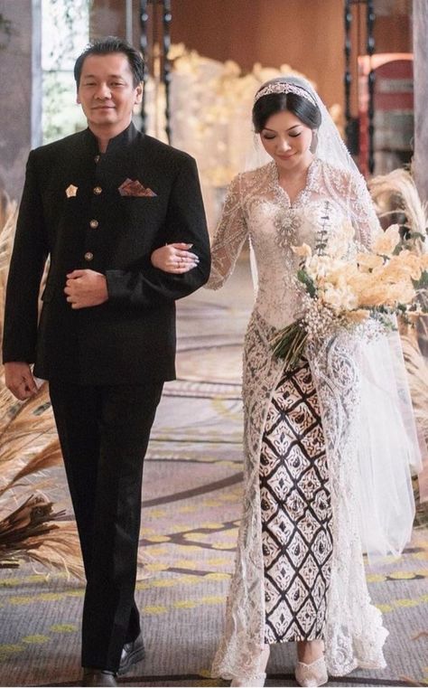 Pengantin Modern, Malay Wedding Dress, Christian Wedding Gowns, Javanese Wedding, Nikah Outfit, Kebaya Wedding, Kebaya Modern Dress, Indonesian Wedding, Nikah Dress