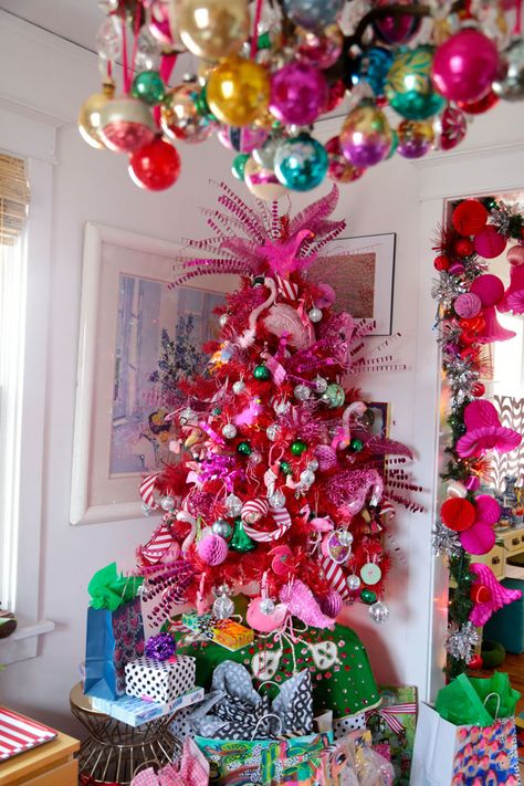 Hot Pink Christmas Tree, Flamingo Christmas Tree, Flamingo Tree, Ornament Chandelier, Hot Pink Christmas, Aunt Peaches, Pink Thing, Boho Christmas Tree, Florida Christmas