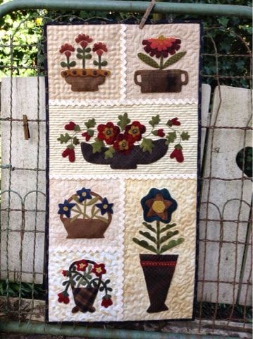 Wool Applique Quilts, Wall Quilt Patterns, Primitive Quilts, Wool Felt Projects, Wool Applique Patterns, Flower Quilts, Wool Quilts, Sampler Quilts, Basket Quilt