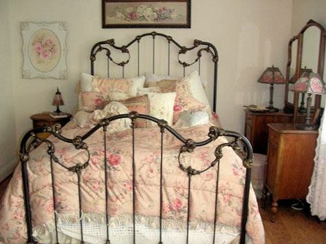 Shabby Bedroom, Wrought Iron Beds, Country Stuff, Shabby Chic Dresser, Shabby Chic Bedroom, Shabby Chic Bedrooms, Iron Bed, Dreamy Bedrooms, Chic Bedroom