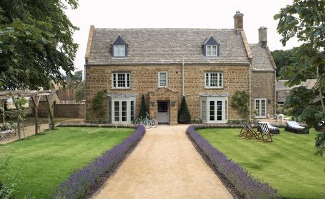 Soho House Farmhouse, Oxfordshire Countryside, Farmhouse Cabin, Soho Farmhouse, Best Honeymoon Destinations, Country House Hotels, Honeymoon Hotels, Soho House, Farmhouse Exterior