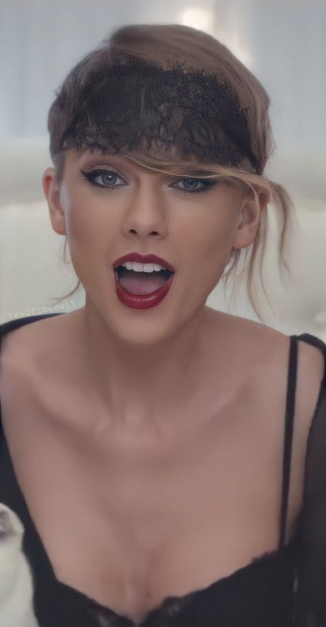 Taylor Swift Blank Space, Taylor Swift Delicate, Blank Space Taylor Swift, Female Artists Music, Taylor Swift Legs, Space Makeup, Estilo Taylor Swift, Taylor Swift Videos, Taylor Swift 1989