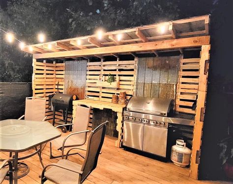 Bbq Pallet Ideas, Outdoor Kitchen With Pallets, Pallet Bbq Area, Pallet Grill Station, Pallet Bbq Station, Pallet Outdoor Kitchen, Pallet Bar Ideas, Pallet Patio Furniture Diy, Bbq Gazebo