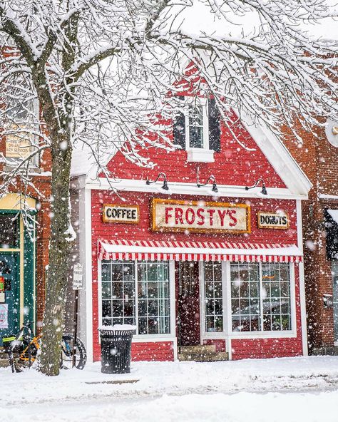 Lovelight Farms, Christmas Barn, Snow Falling, Winter Szenen, Christmas Town, Christmas Feeling, Christmas Inspo, Winter Vibes, Winter Scenery