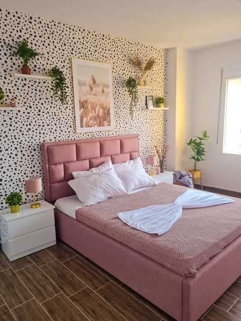 Pink bed
Dotted wall
Black and white bedroom Black And Light Pink Bedroom, Pink White And Black Bedroom, Pink Black And White Bedroom, Black White And Pink Bedroom, Pink Black Bedrooms, Pink Black Room, Pink And Black Bedroom, Bedroom Curtains With Blinds, Daisy Room