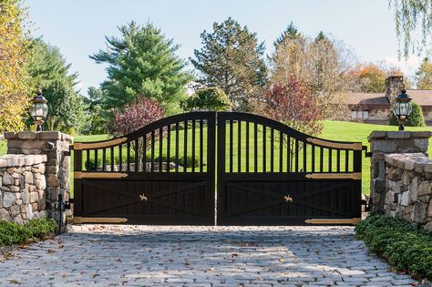 Black, classic ranch or farmhouse automated driveway gate with unique gold-painted iron horse details. Designed and installed by Tri State Gate in Bedford Hills, New York. Farm Gates Entrance, Entrance Gates Driveway, Wood Gates Driveway, Automatic Gates Driveways, Metal Driveway Gates, Tor Design, Wooden Gates Driveway, Farm Entrance, Ranch Gates