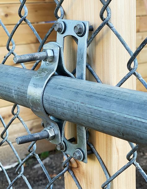 Chainlink Fence Ideas, Chain Link Fence Ideas Cover Up, Concrete Fencing, Backyard Concrete, Chainlink Fence, Fancy Fence, Acoustic Barrier, Concrete Path, Privacy Fence Designs