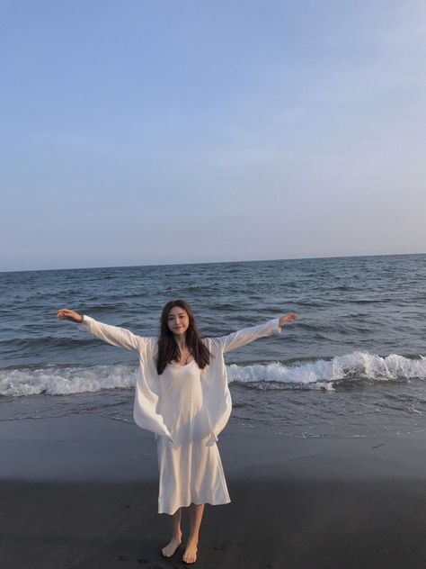 Ootd Poses Instagram, Ipad Desktop, Ootd Poses, 1080p Wallpaper, White Plants, Camera Shy, Photography Posing Guide, Mountain Paintings, Beach Poses