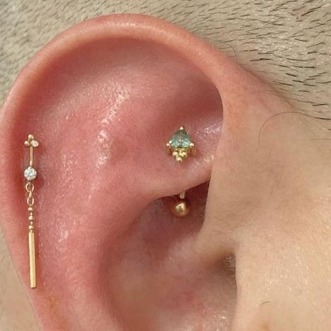 Stacked Helix Piercings, Took Piercing, Ear Piercing Styling, Upper Helix Piercing, Piercing Inspo Ear, Hidden Helix Piercing, Piercing Styling, Upper Ear Earrings, Piercing Lobe