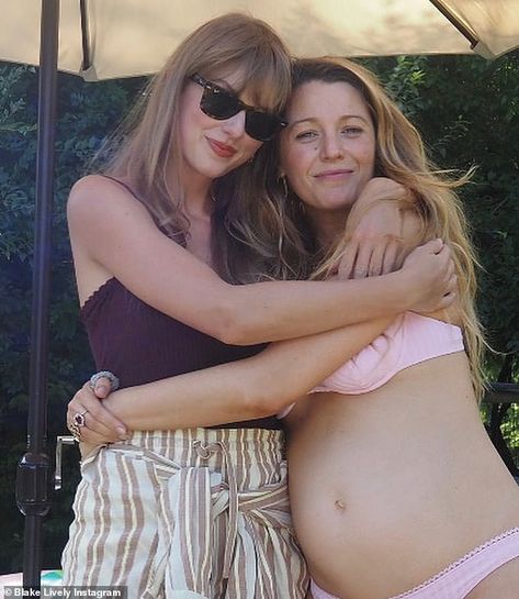 Blake Lively Pregnant, Miss Americana, Estilo Taylor Swift, Taylor Swift Outfits, Long Live Taylor Swift, Taylor Swift Fan, Live Taylor, Taylor Swift 13, Ryan Reynolds