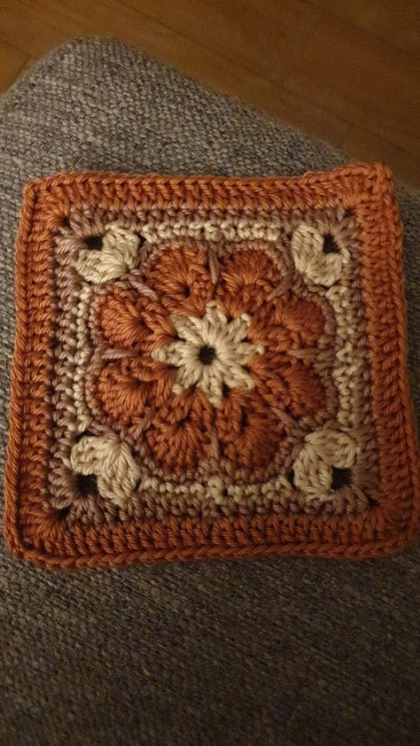 Mexican Crochet Ideas, Different Granny Square Patterns, Orange Granny Square, Granny Square Pattern Crochet, Crochet Projects Easy, Crochet Granny Square Pattern, Granny Square Pattern, Crochet Knit Stitches, Crochet Mandala Pattern