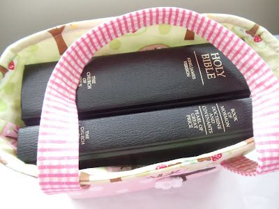 Scripture Case, Lds Crafts, Scripture Bag, Lds Scriptures, Tote Tutorial, Bible Bag, Cute Sewing Projects, Bible Cover, Baptism Ideas