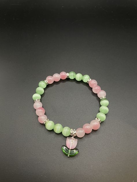 Trendy green and pink tulip bracelet. All my bracelets are elasticated, durable and will fit a variety of wrist size whilst making a lovely gift or treat for yourself. They will be delivered packaged in an organza bag. Will add a pop of colour and an elegant touch to any outfit! Aesthetic Breslet, Cute Bracelets Bead, Bead Packaging Ideas, Beaded Bracelets Aesthetic Y2k, Green And Pink Bracelet, Cute Pink Bracelets, Y2k Bracelets Beads, Bracelet Beads Design, Cute Bracelet Ideas Diy