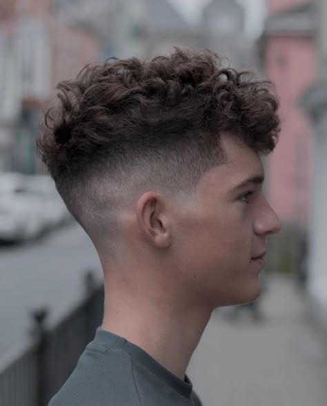 2022 Haircut, Short Hair Mohawk, Curly Hairstyles For Men, Fade Haircut Styles, Haircuts Curly, Men's Curly Hairstyles, High Fade Haircut, Curly Hair Fade