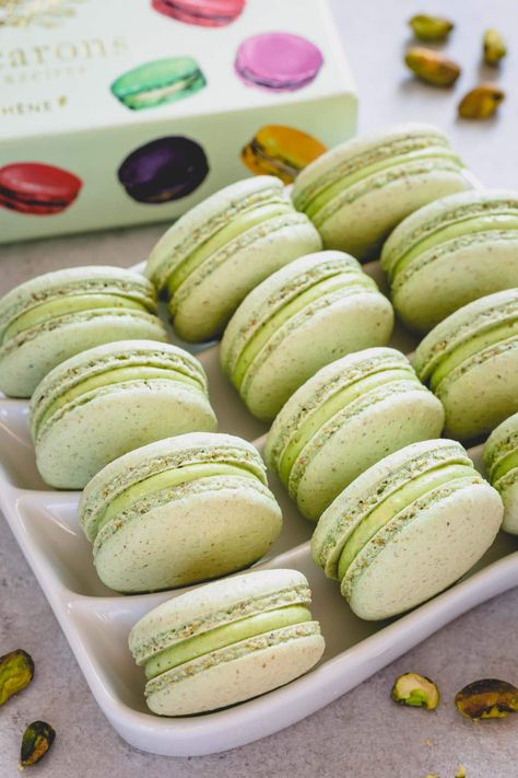 Classic pistachio macarons filled with Ladurée pistachio cream filling. Simply the best! Pistachio Macaron Recipe, Macarons Recipe Easy, French Macaroon Recipes, French Macarons Recipe, Macaron Filling, Macaroon Cookies, Macaron Flavors, Macaron Cookies, Pistachio Cream